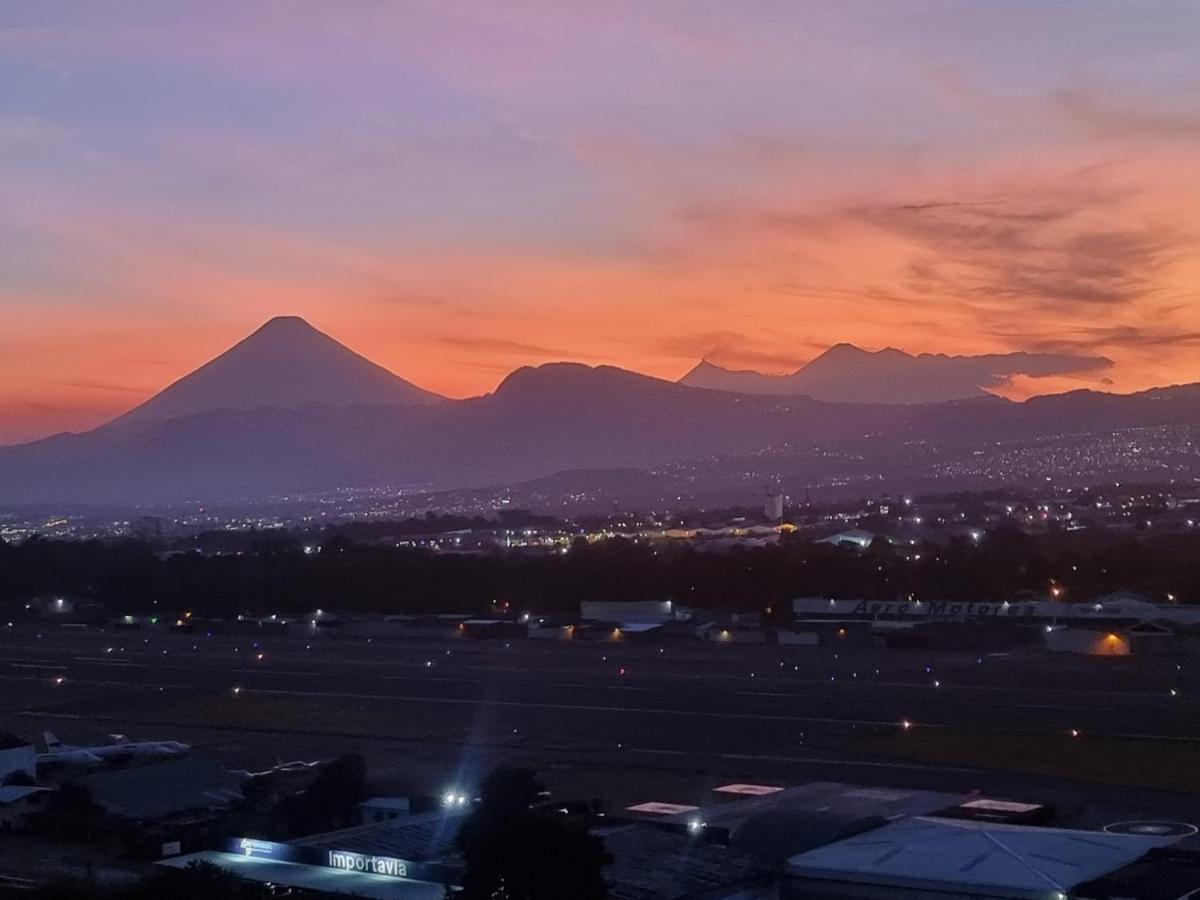 Amazing Volcano Views In Front Of Airport Γουατεμάλα Εξωτερικό φωτογραφία