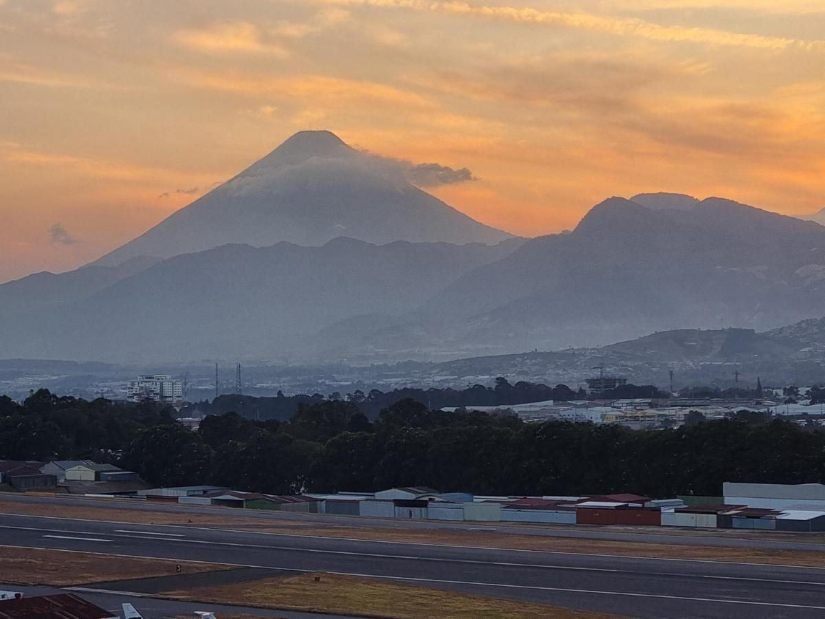Amazing Volcano Views In Front Of Airport Γουατεμάλα Εξωτερικό φωτογραφία