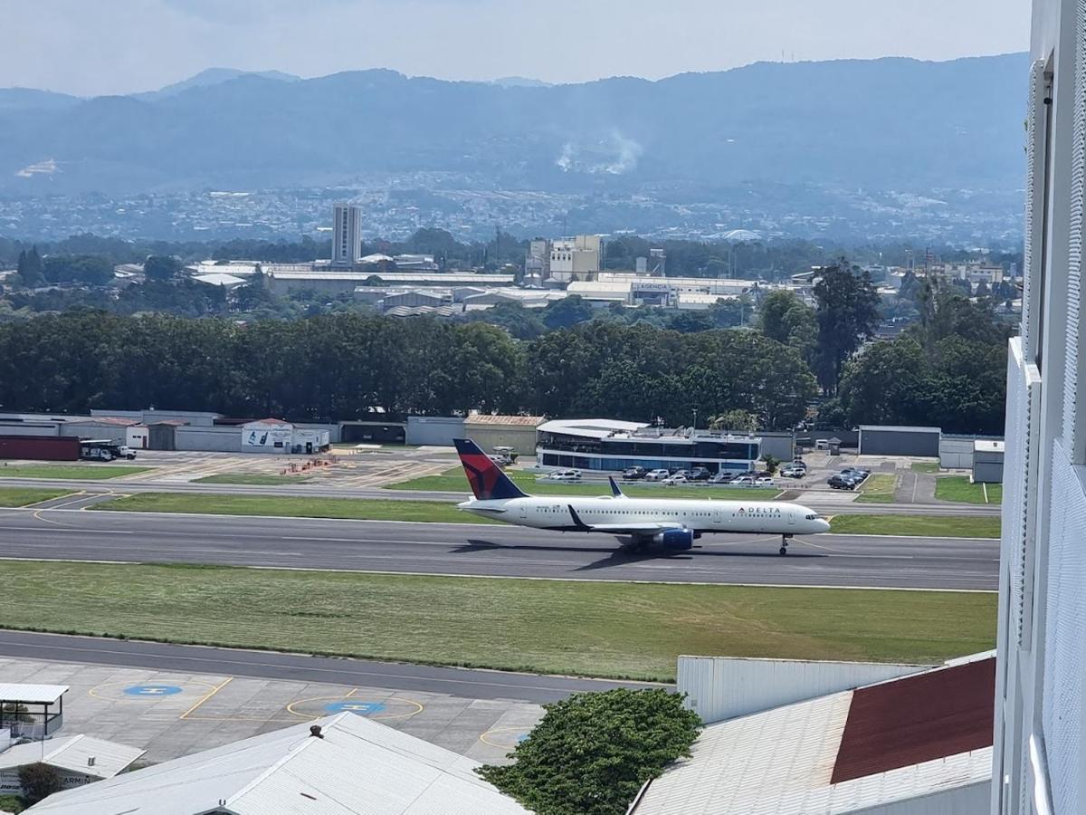 Amazing Volcano Views In Front Of Airport Γουατεμάλα Εξωτερικό φωτογραφία