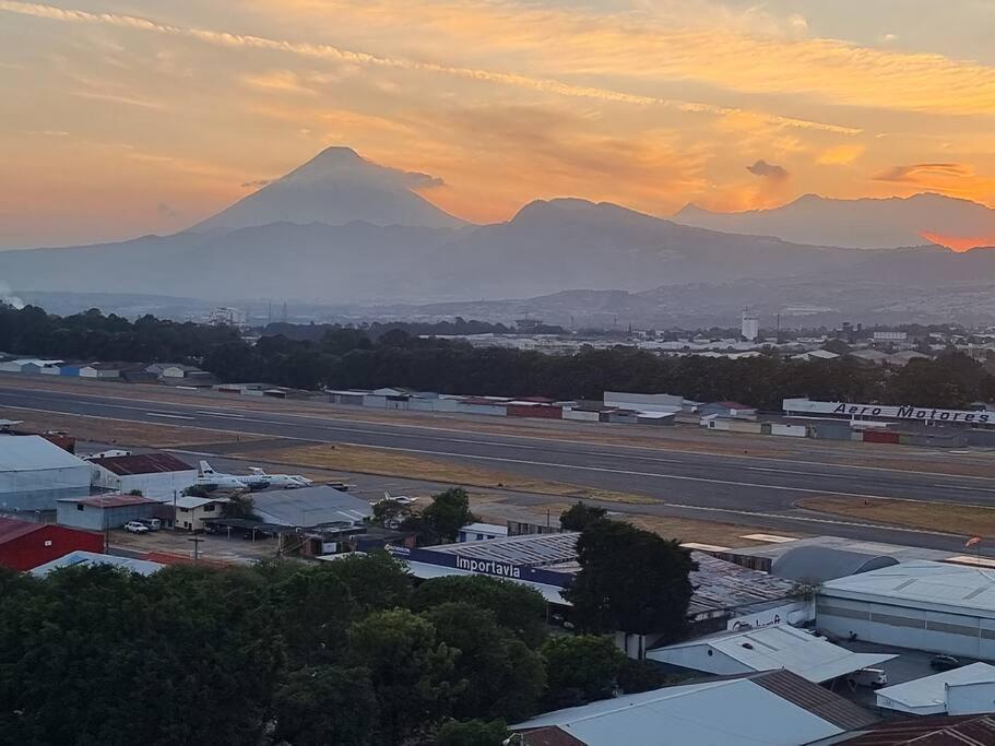 Amazing Volcano Views In Front Of Airport Γουατεμάλα Εξωτερικό φωτογραφία