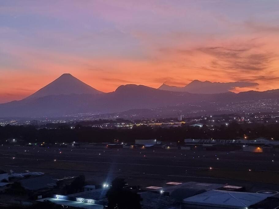 Amazing Volcano Views In Front Of Airport Γουατεμάλα Εξωτερικό φωτογραφία