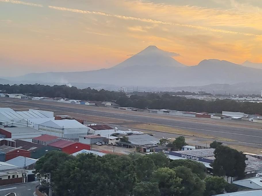 Amazing Volcano Views In Front Of Airport Γουατεμάλα Εξωτερικό φωτογραφία